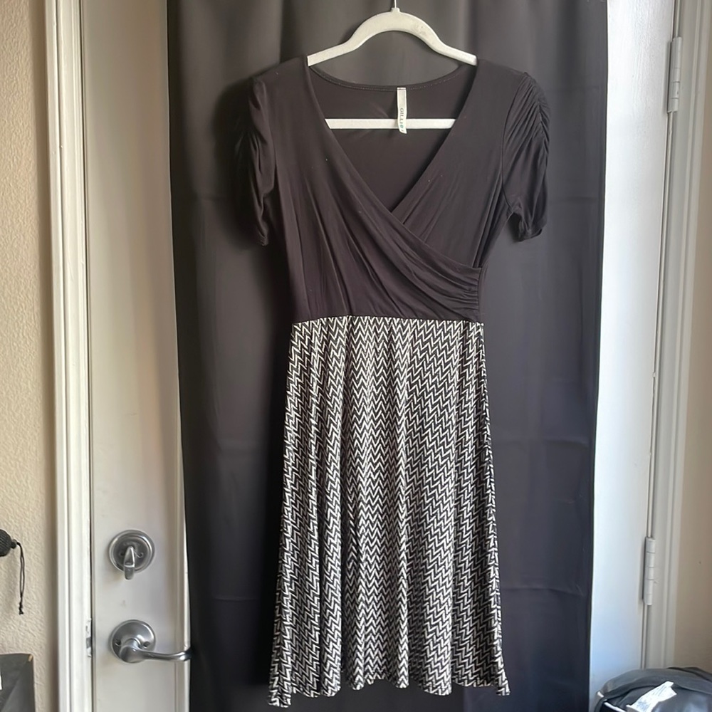 Gilli Dress Womens Small S V Neck Scoop Short Sleeve Rayon